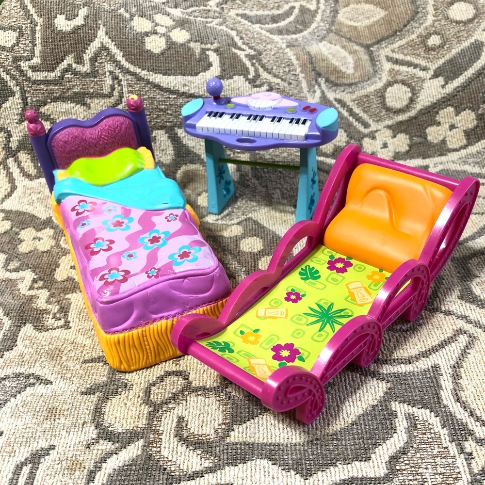 Groovy Girls Mini Furniture: Bombastic Bed, Beachy Lounger & Keyboard Manhattan